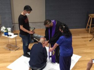 洗礼を受ける吉田さん